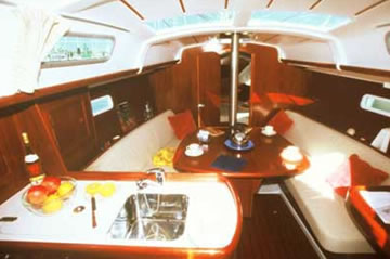 Oceanis 323 interior